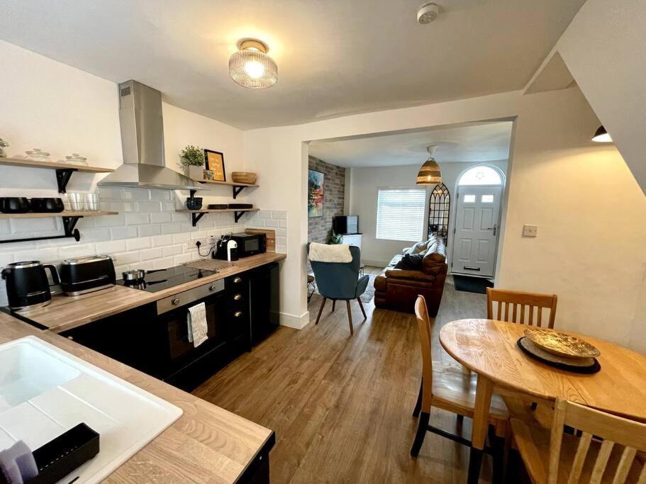 Charming Terrace Home, Nantwich -Near Train Station & Town Εξωτερικό φωτογραφία